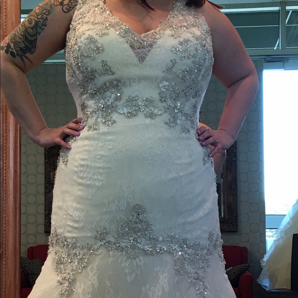 Plus size  wedding dress.    Size 20.